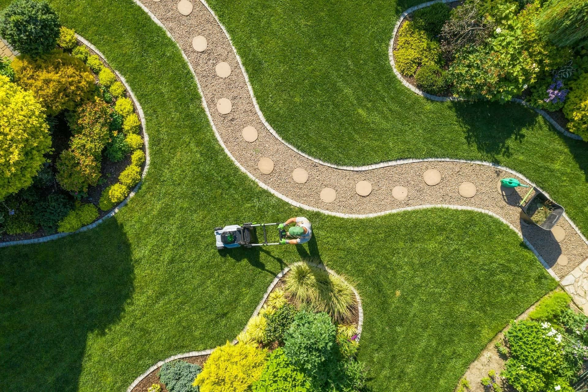 Gärtner arbeiten mit Gartengeräten im Garten